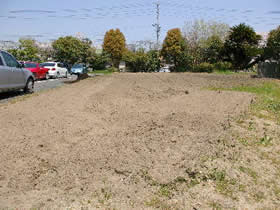 駐車場横の広大な畑（学級園）